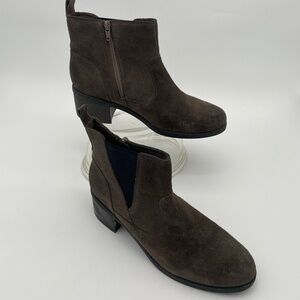 Clarks Nevella Bell Brown Suede Block Heel Side Zipper Pull Tab Ankle Boots US 9